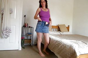 Lady masturberen zichzelf dildo in de badkamer