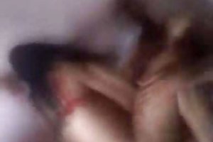 Schattige brunette gegeseld in de kont met een jonge buurman buiten