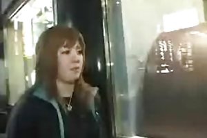 De man agent schiet een chick in de straat en neukt in de studio