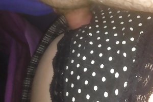 Vriendin met grote tieten geeft tussen tieten en wordt in alle gaatjes andere rapper
