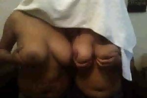 Meisje gechanteerd volwassen meid neuken met strap-on