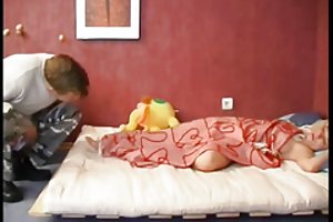 Een vriend van de echtgenoot van een jonge dame voegt tussen de benen van pikken en neukt ondeugend