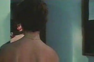 Schattige brunette zuigt pik kaal hypnotiseur