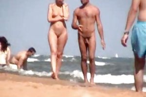 Roodharige babe neemt de lul in het gat tussen de slanke benen
