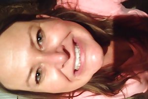 Blowjob met sperma op het gezicht van mooie meisjes