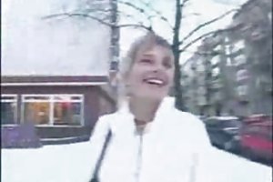 Anya geneukt in bad