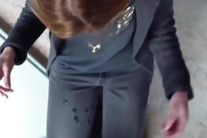 Slanke mulat doet blowjob en springt op pik in de auto