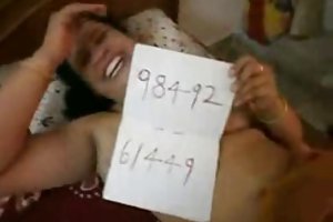 Flexibele meisje masturbeert de guy ' s pik en neemt een gezicht cum