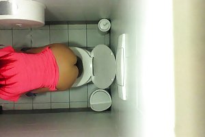 De jongen na het werk in plaats van het diner shies vrouw in shemales