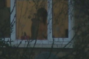 Brunette met een paar warden strak dryuchit een groep hongerige gevangenen