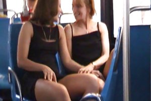 Krullend mulat drycase met liefhebbers in gloryhole