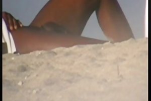 Vrolijke jongens neuken twee kuikens in ruwe gangbang