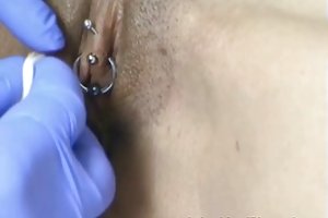 Prachtige blonde greep een lid van de bijbehorende negro