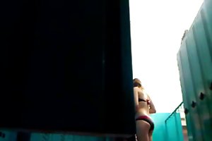 De donkerharige vrouw verwennen jonge minnaar een geweldige blowjob