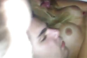 Verse rondborstige vriendin geeft blowjob voor een lange sex in de slaapkamer