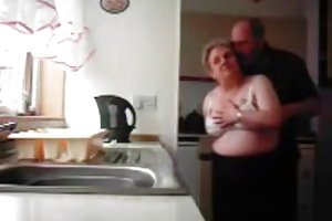 Brutale brunette zuigt grote pik knappe