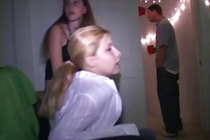 Schattige latina in zwarte kousen gegeseld met een vriend in de voorkant van de camera