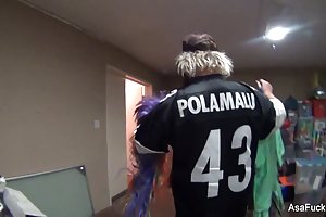 Dunne blonde naomi bos zuigt grote pik van een nieuwe minnaar