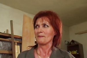 Brunette geeft blowjob in de auto voor anale seks