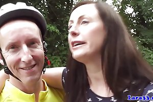 De volwassen man heeft een harde kont schoonheid sheila in het kantoor