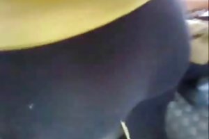 De buurman op de gelegenheid baraat brunette op de bank