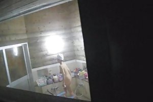 Brute regisseerde de hele avond plezier met rijpe tante in zwarte kousen