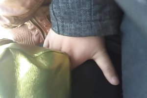 Student neukt rondborstige leerkracht en cums op het gezicht